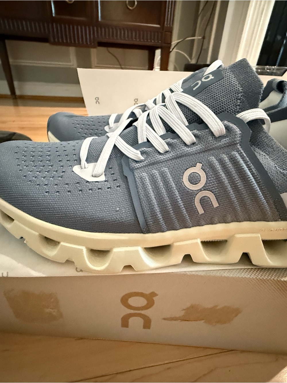 NWT On Running Men's Cloudswift 4 Athletic Shoes in Metal/Heather Blue